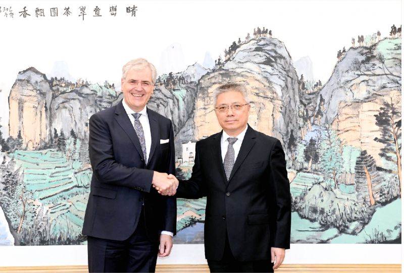 朱忠明会见国际会计准则理事会主席